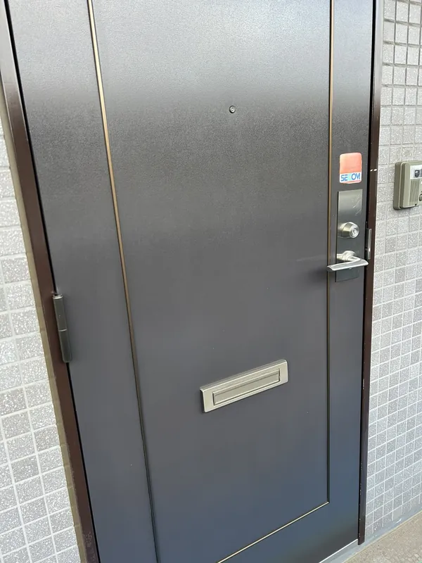 施工後：表面の汚れを落として質感が整った玄関ドア