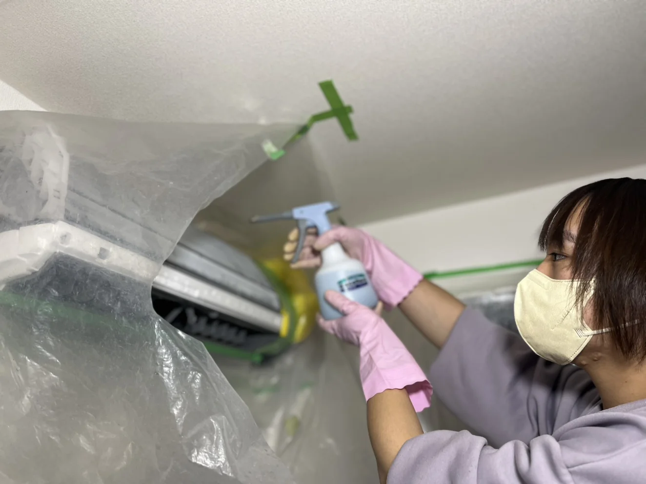 壁掛けエアコンを清掃するCLEANING MONKEYスタッフ