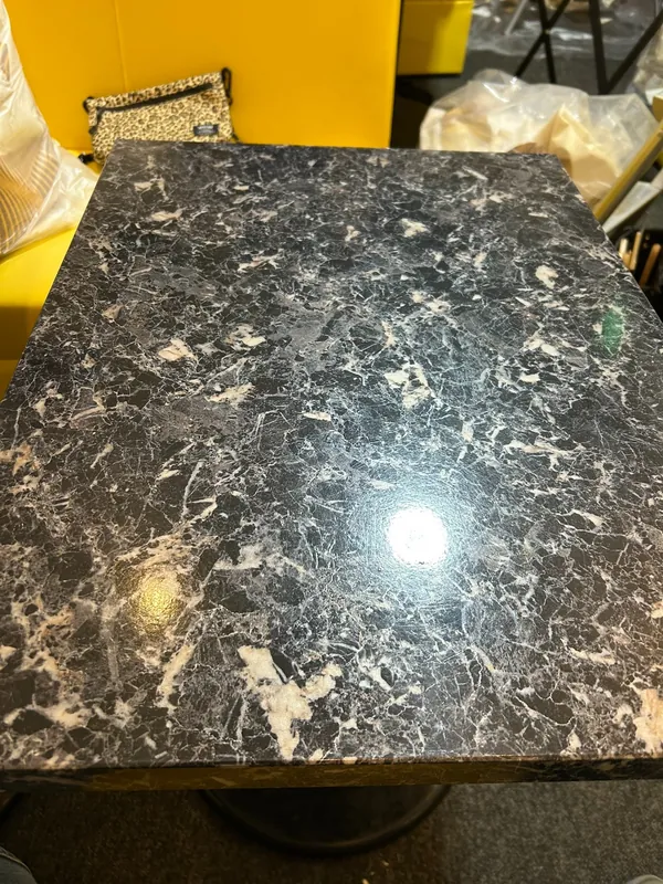 施工前：黒系大理石柄の既存天板