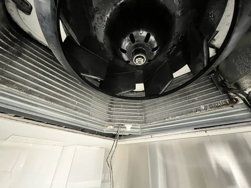 施工後：洗浄した埋込エアコン内部