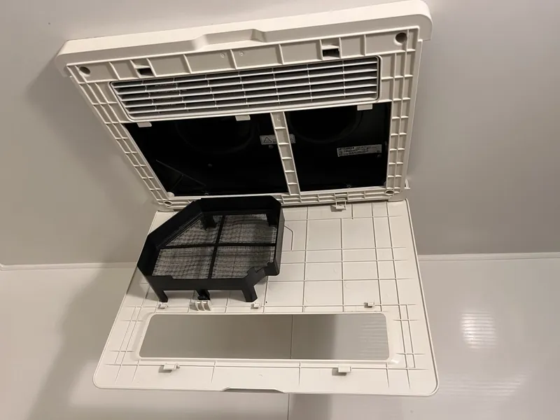 施工後：カビを落とした浴室換気扇のカバーとフィルター