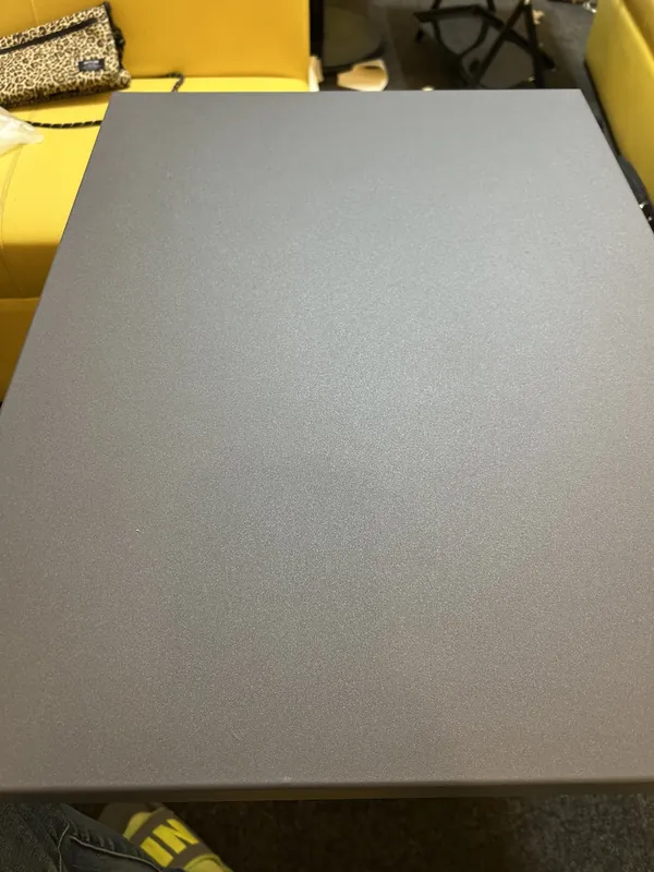 施工後：グレー系の化粧フィルムを施工した天板