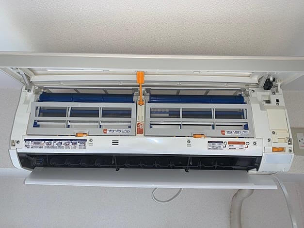 前面パネルとルーバーを開けた壁掛けエアコン