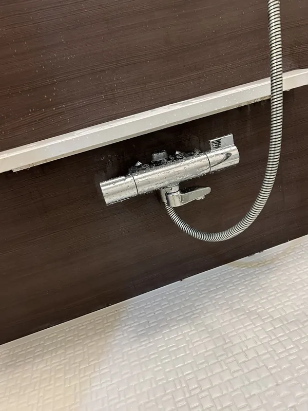施工後：壁と水栓の汚れを落とした浴室