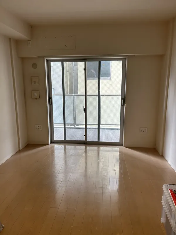 施工前：既存のフローリングが敷かれた洋室