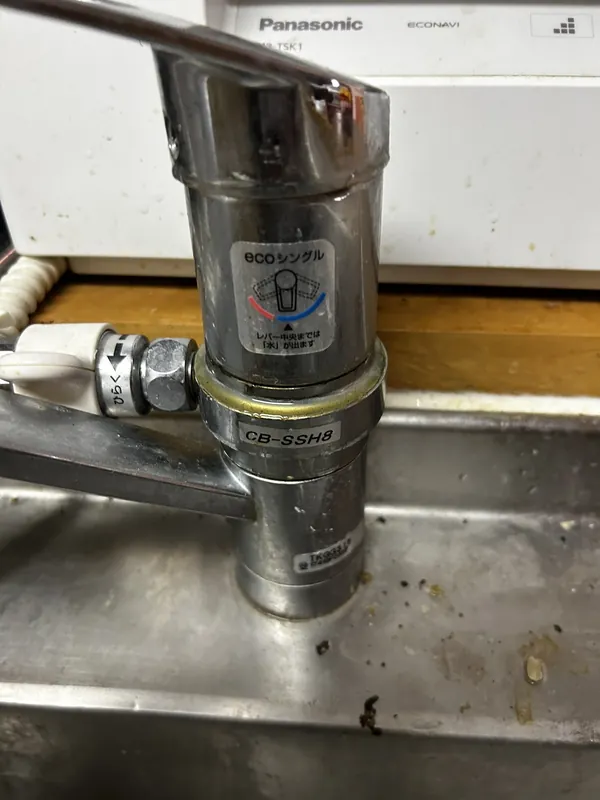 施工前：水垢とくすみが残るキッチンの水栓